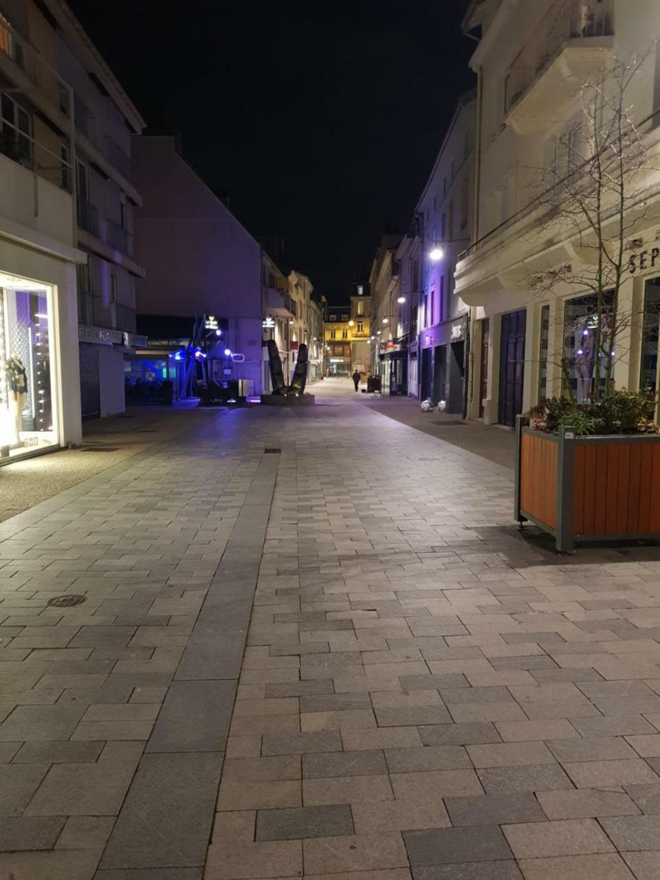 Nid Douillet Au Centre Ville Epinal Luaran gambar